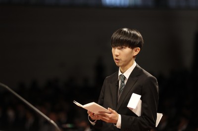 ２部で卒業生答辞を述べる安藤さん