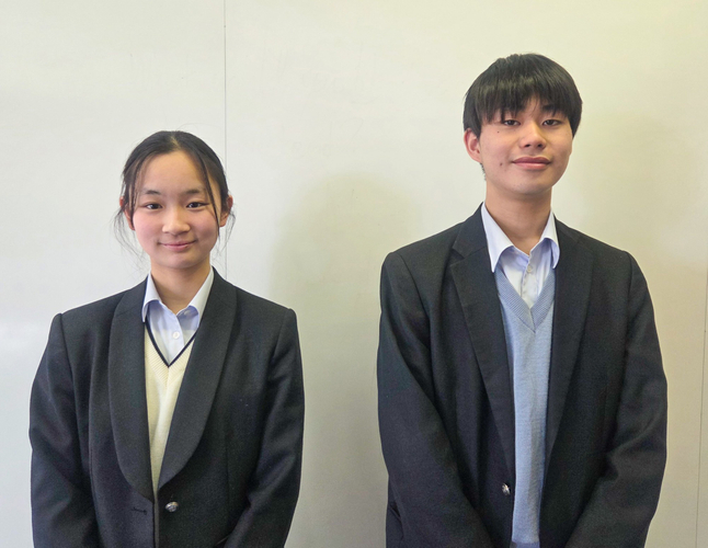 代表スピーチを務めた生徒。左から、江頭さん、松井さん。