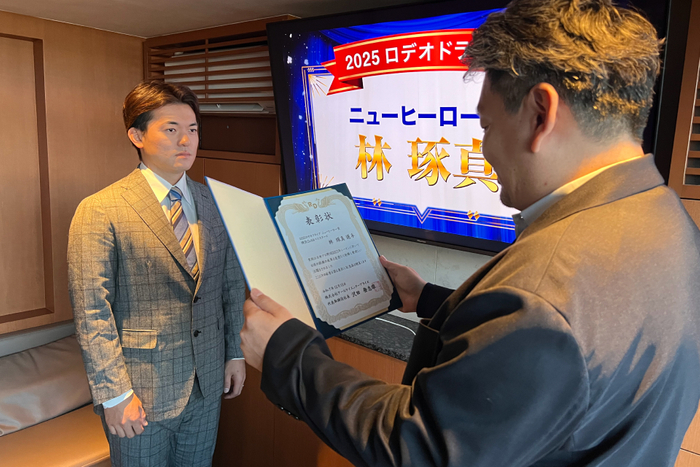 授与式で真剣な表情を見せる林選手