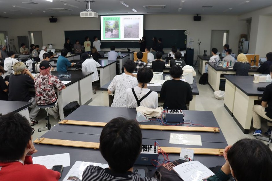 他メンバーの発表を見守る参加学生たち