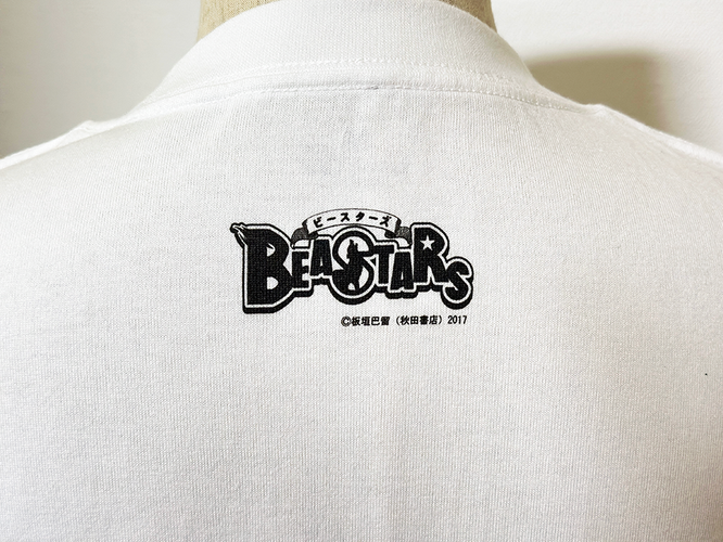 背面の襟下には「BEASTARS」のロゴ