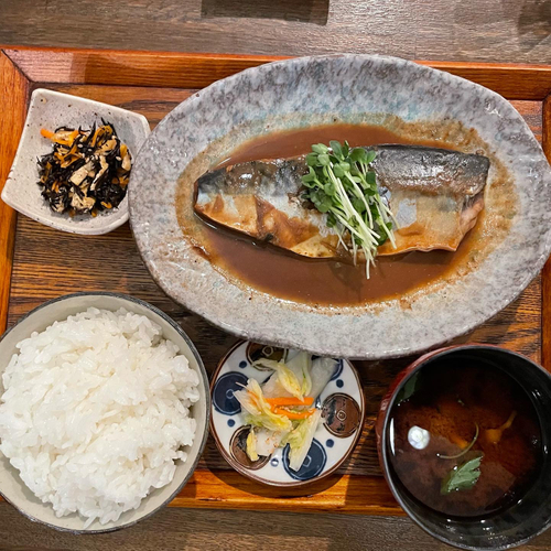 人気の定食は夜でも注文OK！　