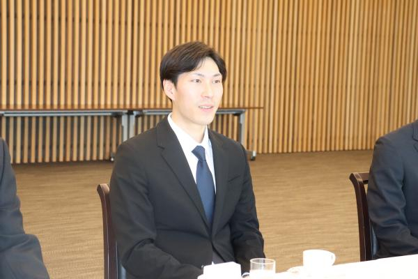 岡山で後進の育成にあたることを加計理事長に報告する田中さん