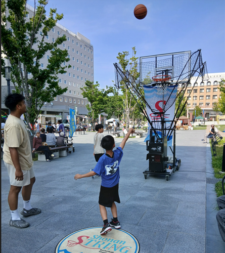 シューティングマシンで遊ぶ子ども