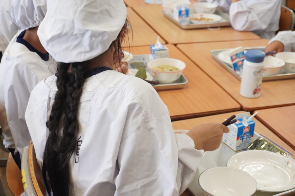 大阪府内の小学校で実施した、両社共同食育プロジェクト「ふれあい給食」の様子。小学4年生を対象に計3日間(約110名)で実施し、最後にアンケートも実施した