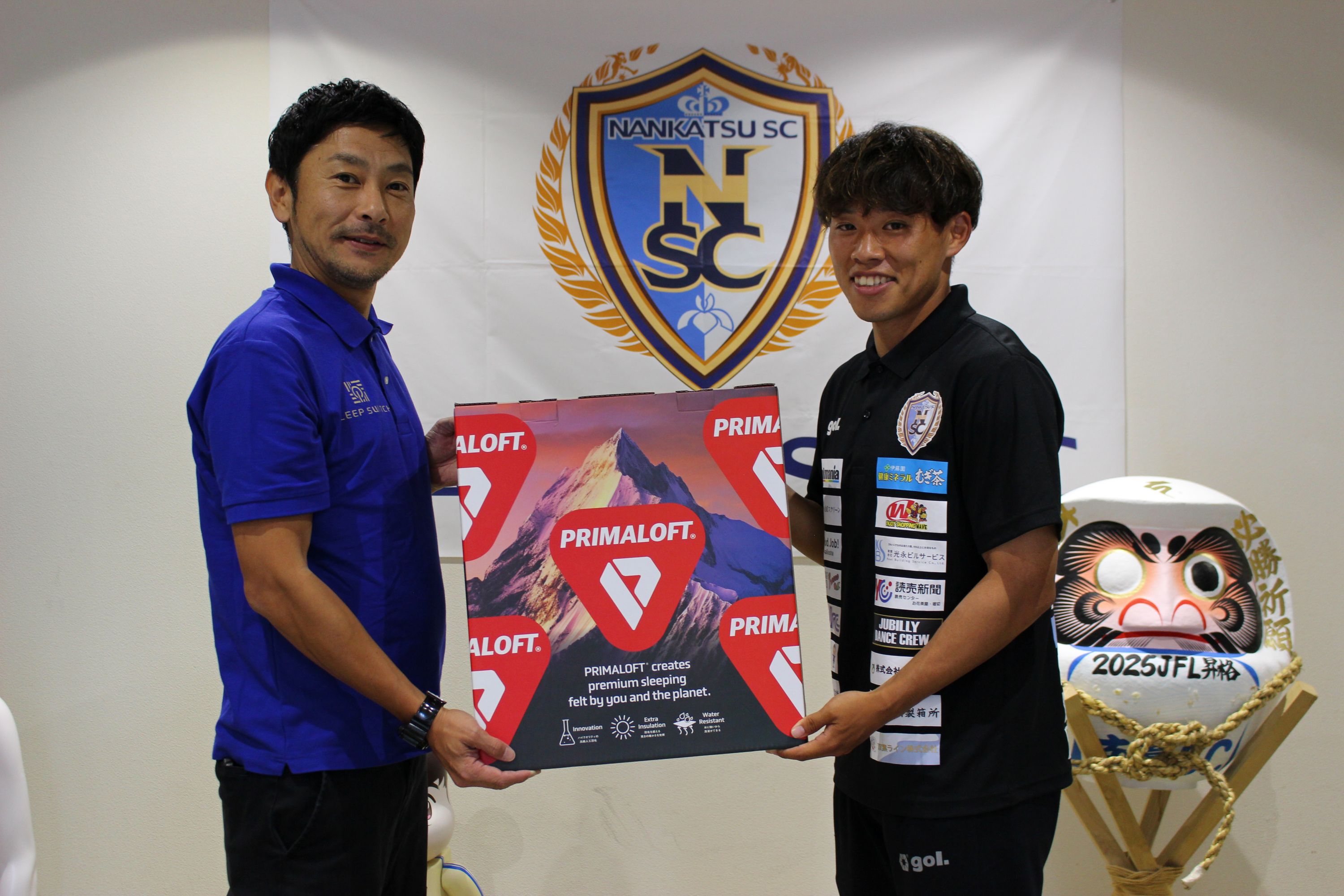 「プリマロフト」を提供（左：ディーブレス/増田代表、右：南葛SC/佐々木達也選手）