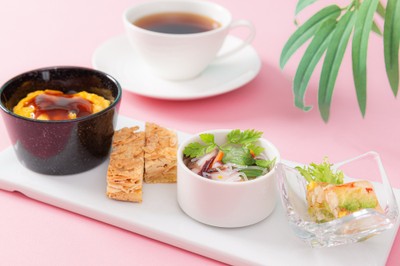 「カレー風味のオムライス」、「タコと春雨のマリネ」などセイボリーも充実