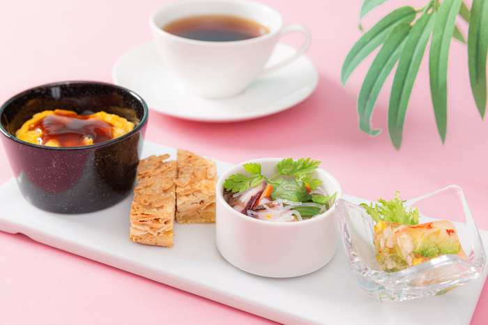 「カレー風味のオムライス」、「タコと春雨のマリネ」などセイボリーも充実