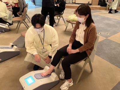 今年度から新たに導入した定量的超音波法（QUS）による骨強度測定健診の様子