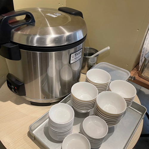 ご飯はセルフでご自由に盛り付け下さい　