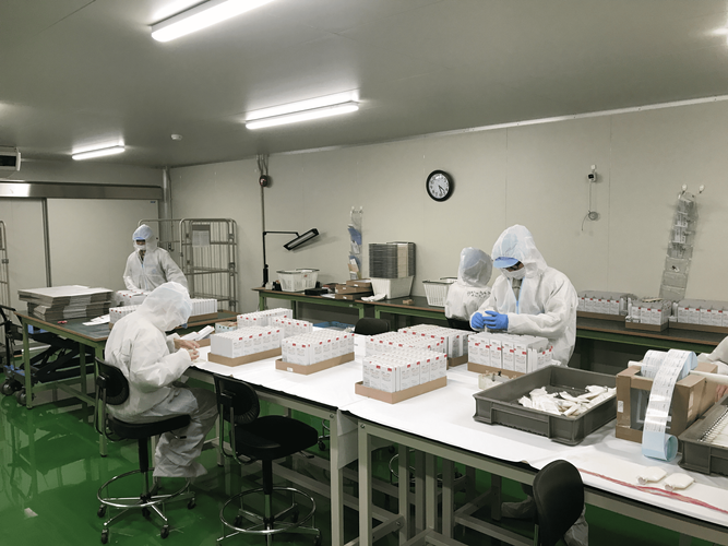 動物用医薬品の梱包作業