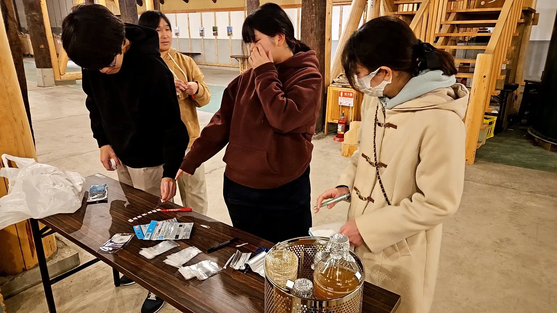 酵母採取に取り掛かる本学の学生たち