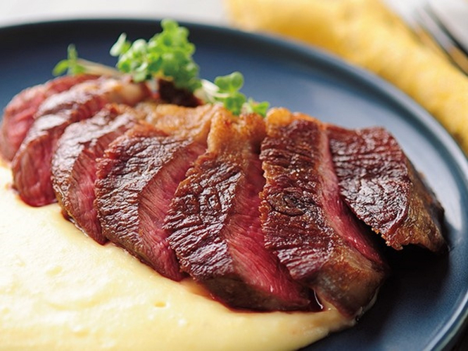 熱々のステーキなど肉料理も楽しめる