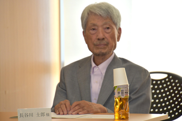 授与式を見守る長谷川顧問
