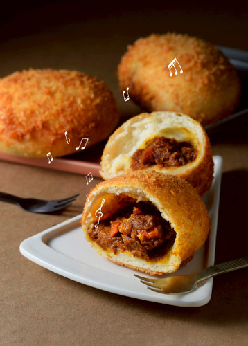 【ピロシッキィ】イタリア産のトマトベースのサクふわ生地に具材たっぷり。定番の美味しさ！　　税抜399円　税込430円