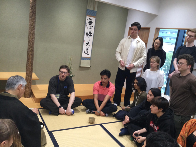 先生の説明を聞く留学生たち