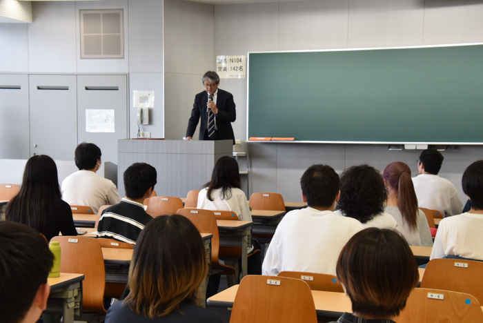 講評する長澤教授