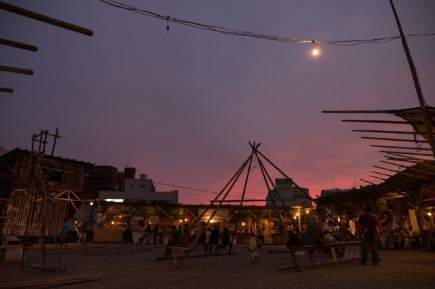 『透視図』屋台村（2014／大阪・中之島GATEサウスピア） 撮影：井上嘉和