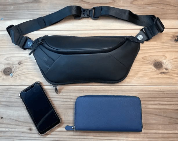 毎日の買い物に必要最低限のアイテム、財布とスマホが入れば十分です。