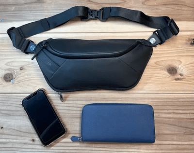 毎日の買い物に必要最低限のアイテム、財布とスマホが入れば十分です。