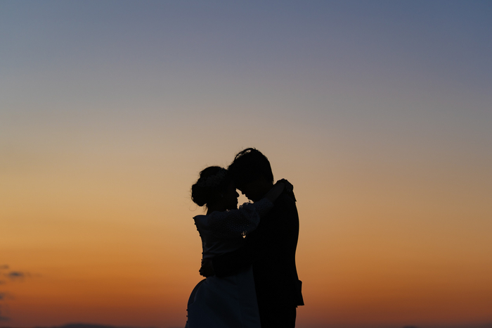 ムードたっぷりのシルエットショットも