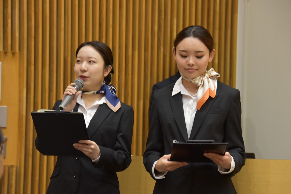「M-CAP」の2人が司会