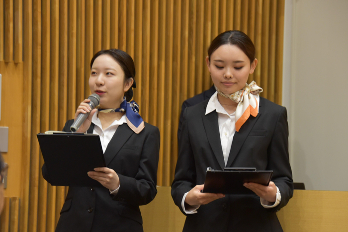 「M-CAP」の２人が司会