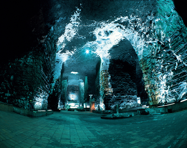 (Photo_13)　シパキラ岩塩坑　地下の岩塩教会大ホール　(コロンビア)　1985年　撮影：片平孝