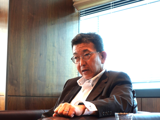 苅屋田 史嗣(かりやだ ふみつぐ)様 株式会社ひろぎんホールディングス 取締役常務執行役員 ひろぎん証券株式会社 代表取締役社長 1965年広島県尾道市生まれ。1987年に広島銀行に入行し、2015年営業統括部長、2018年執行役員東京支店長、2020年4月常務執行役員・ひろぎん証券顧問を歴任。2020年6月ひろぎん証券代表取締役社長(現職)、2020年10月ひろぎんホールディングス取締役常務執行役員(現職)に就任。