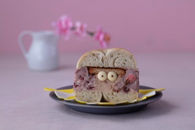 ぐるてんずカヌレ/小麦研究所【桜いちごチーズケーキベーグルサンドちゃん】