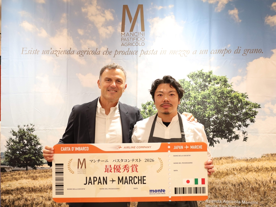 表彰式にて。マンチーニ社のマッシモ社長(左)「ALTER EGO」金子シェフ(右)