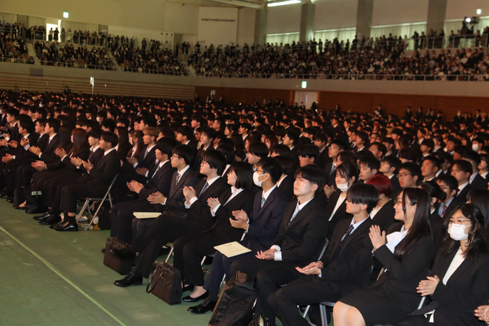 ライブに聴き入る新入生たち