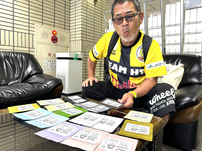 パッケージを選ぶ藤村ディレクター