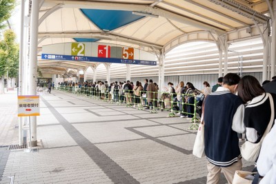 入場待機列写真
