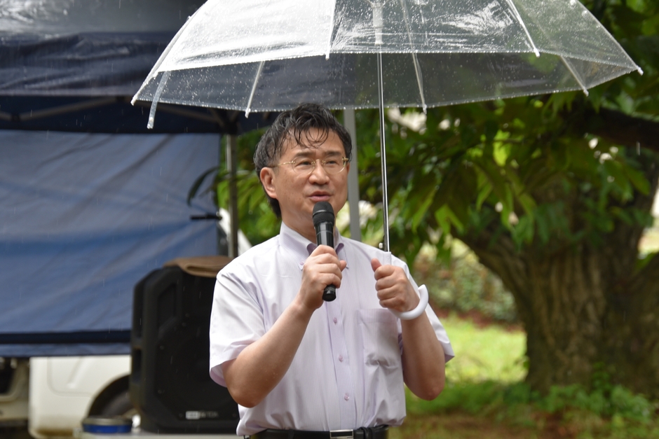 あいさつする氏田学部長