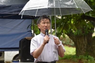 あいさつする氏田学部長
