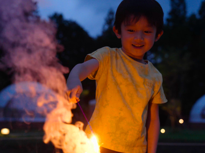 夏の夜を彩る手持ち花火