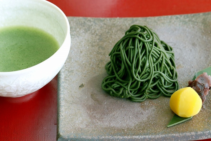目の前で絞って完成！抹茶モンブランケーキ
