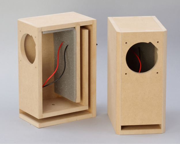 斜めカットのフロントバッフルによるエッジの効いたデザインと省スペース性を持っています