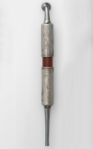 Photo.04 龍之介の養母の叔父である細木香以の銘が彫られたきせる　たばこと塩の博物館蔵