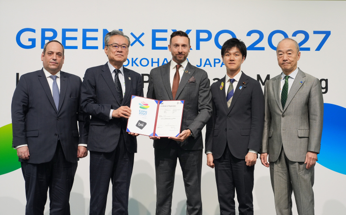 博覧会国際事務局(BIE) ケルケンツェス事務局長、GREEN&times;EXPO協会 河村事務総長、BSIグループ グローバル認証ビジネス プレジデント ハロルド・プラダル、鈴木農林水産大臣、2027年国際園芸博覧会政府委員 新美氏