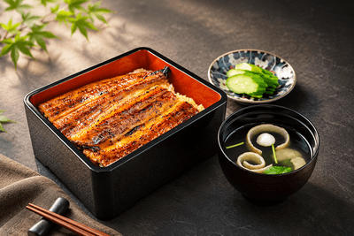 「侍うなぎ」を知り尽くした職人の技と、埼玉県産の調味料に拘った甘さを抑えたタレ、県産の米「彩のきずな」の調和