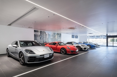 認定中古車展示場内_02