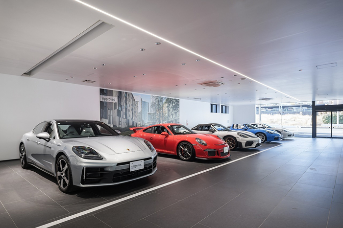 認定中古車展示場内_02