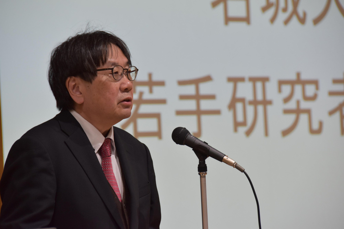 挨拶する神野学部長