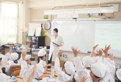 大阪府内の小学校で実施した、 共同食育プロジェクト「ふれあい給食」の様子