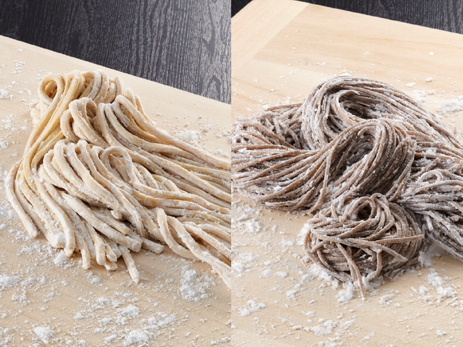 打ち立ての生麺 (左:うどん、右:蕎麦)