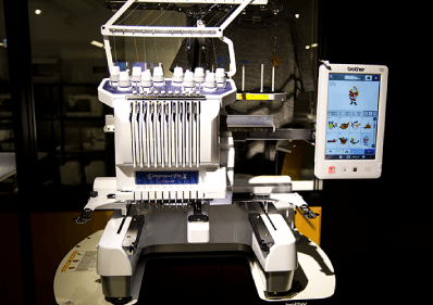 電子刺繍ミシン。この他にも、アパレル３D着装シミュレーションシステム、パターンスキャナ、昇華転写プリンタなどファッション系のデジタルツールも充実。