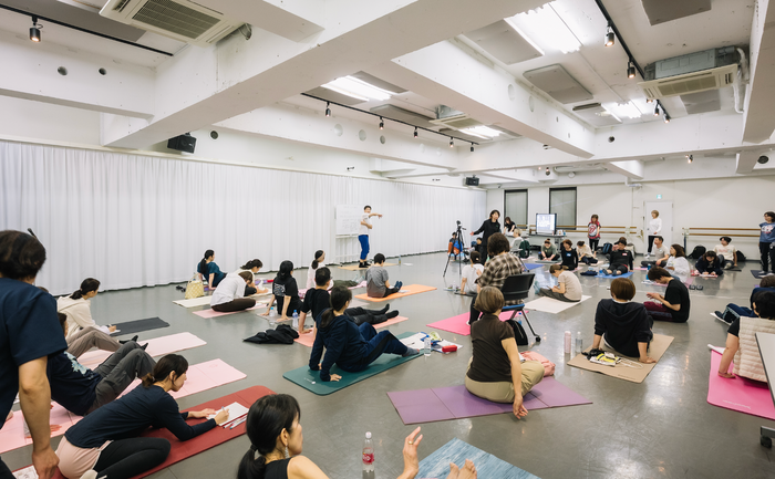 100歳まで歩ける身体を作るレッスン風景