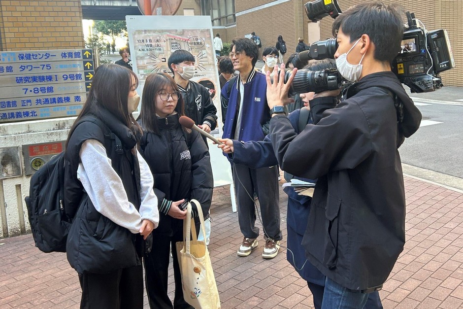 テレビ局の取材を受ける学生